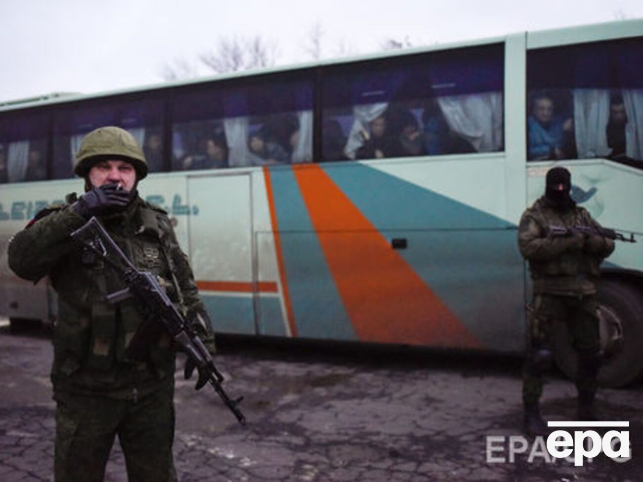 Бойовики не випускають на підконтрольні Україні&nbsp;території медиків і педагогів, багато звільнилося з роботи, заявили в українському Міноборони