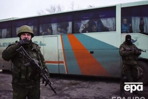 Бойовики не випускають на підконтрольні Україні території медиків і педагогів, багато звільнилося з роботи, заявили в українському Міноборони