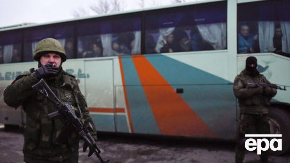 Бойовики не випускають на підконтрольні Україні території медиків і педагогів, багато звільнилося з роботи, заявили в українському Міноборони