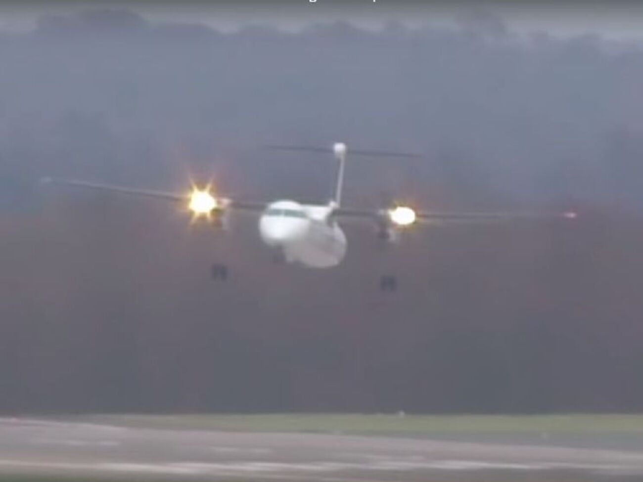 Пилот посадил самолет в сложных погодных условиях