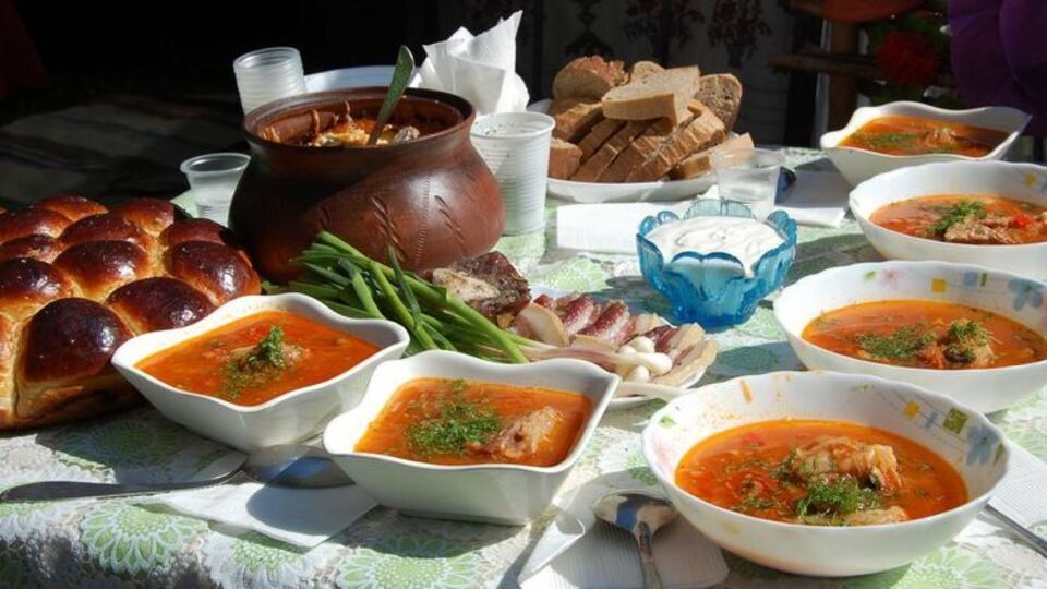 Кулінарний оглядач приготувала борщ із яловичиною