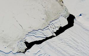 Американский спутник сфотографировал гигантский айсберг