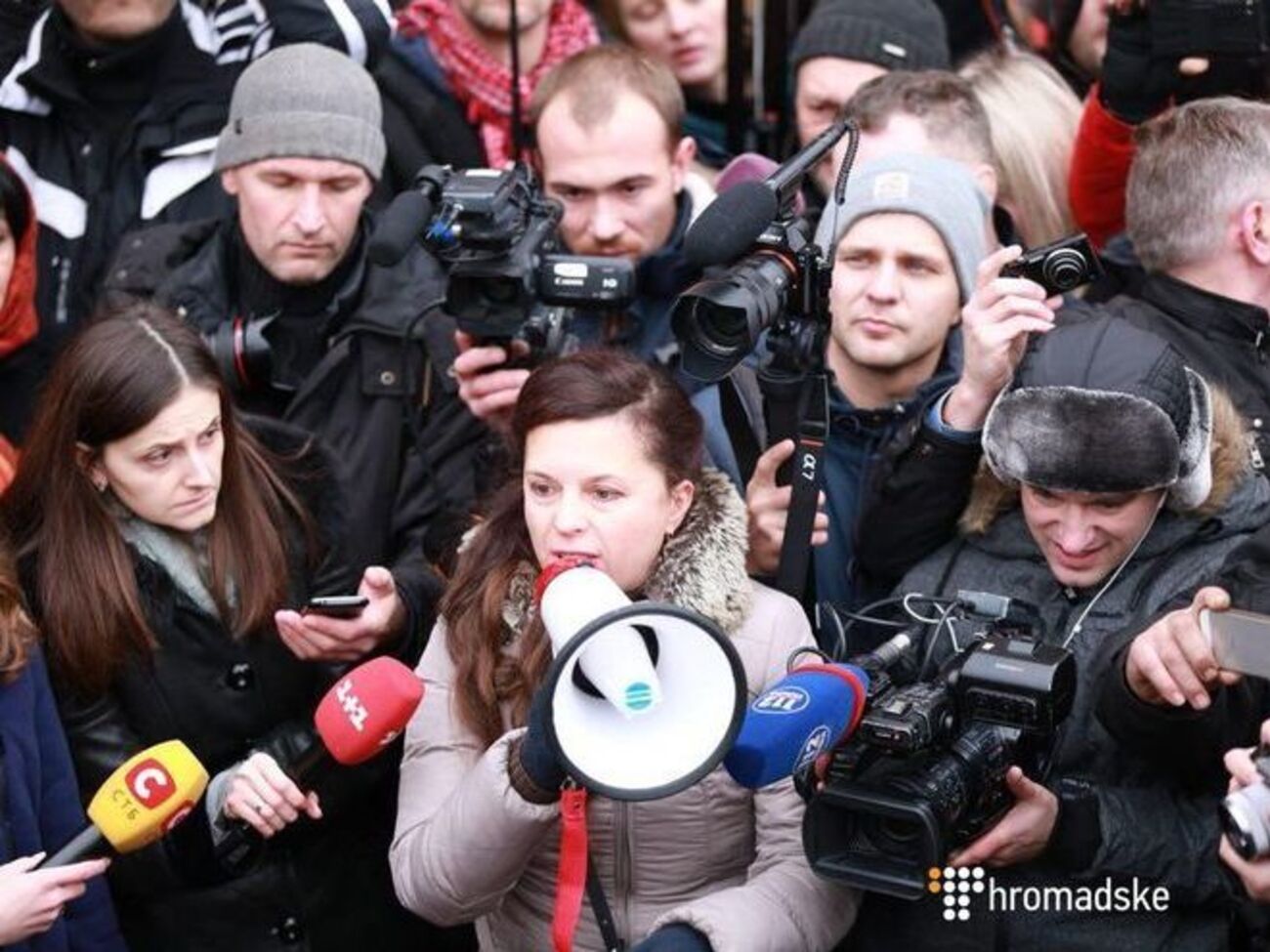 Коваленко (на фото в центре) назвала основную версию правоохранителей по делу об убийстве Ноздровской