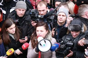 Коваленко (на фото в центре) назвала основную версию правоохранителей по делу об убийстве Ноздровской