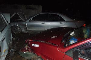 Бетонний паркан не захистив автомобілі, що стояли за ним