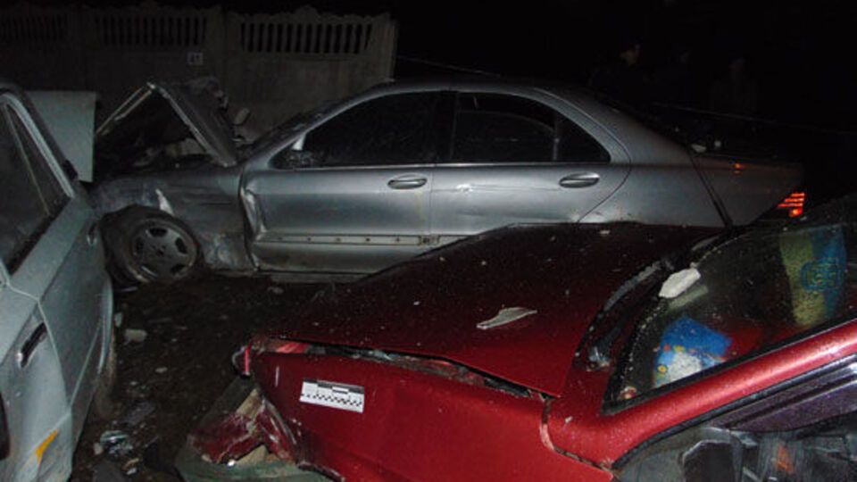 Бетонный забор не защитил стоящие за ним автомобили