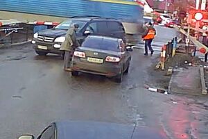 Поезд пронесся через считанные секунды после того, как Mercedes съехал с путей