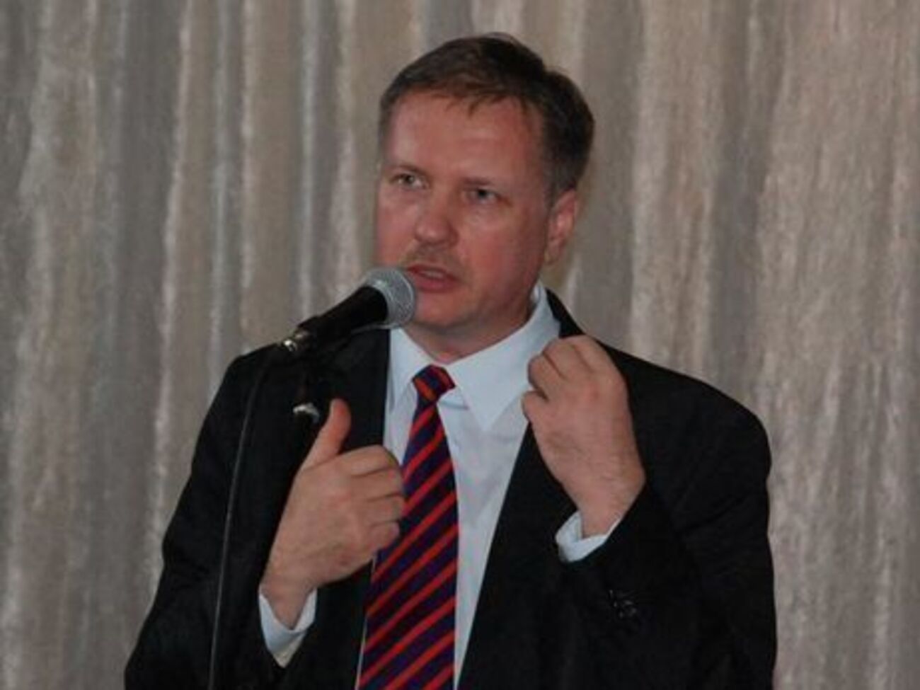 Факельні марші – блюзнірство, те саме, якби Бандеру вшановували з червоними прапорами і портретами Сталіна і Леніна