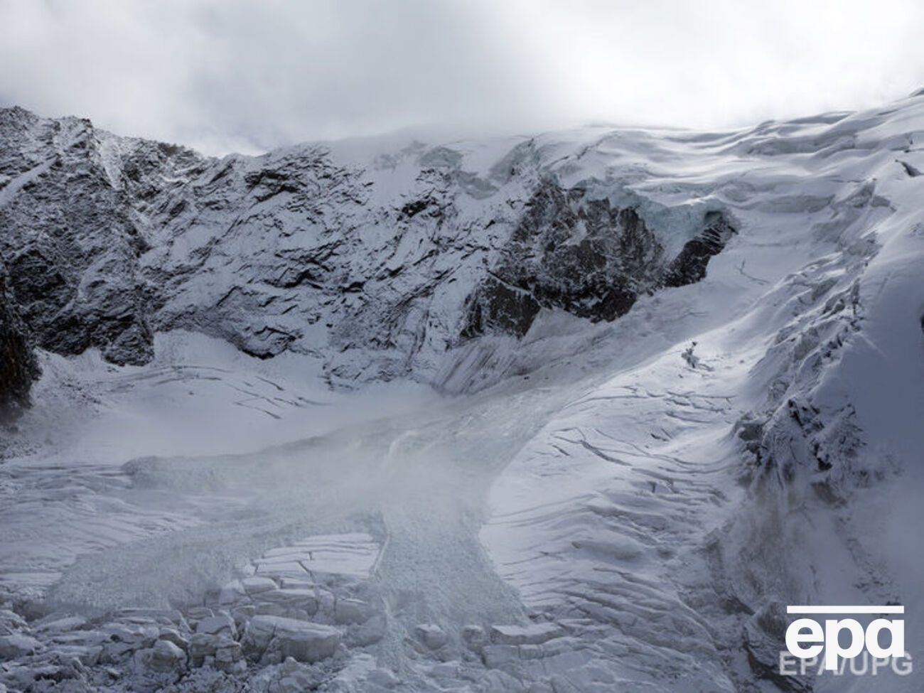Снег на склонах лежит ненадежно