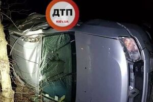 Renault від удару вилетів у кювет і перекинувся на бік