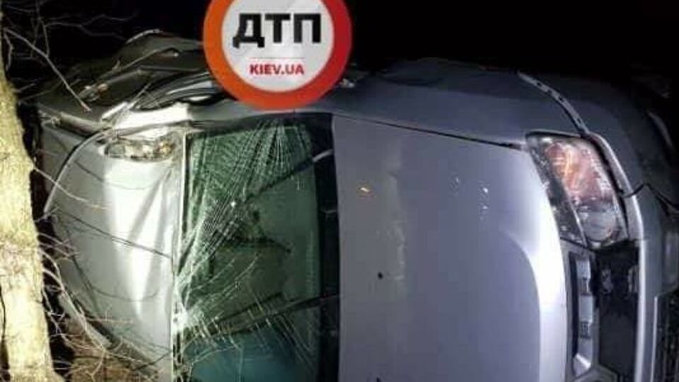 Renault от удара вылетел в кювет и перевернулся на бок