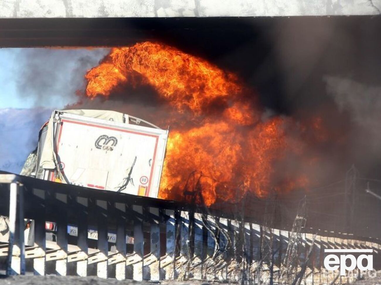 В Італії шестеро людей загинули у ДТП із бензовозом. Фоторепортаж