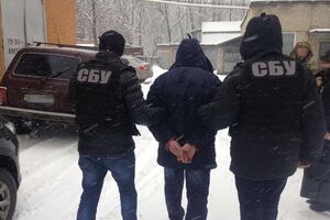 Чиновника задержали в служебном кабинете после получения им второй части взятки