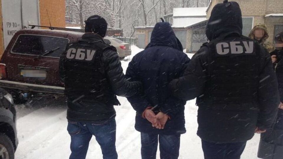 Чиновника затримали у службовому кабінеті після одержання ним другої частини хабара