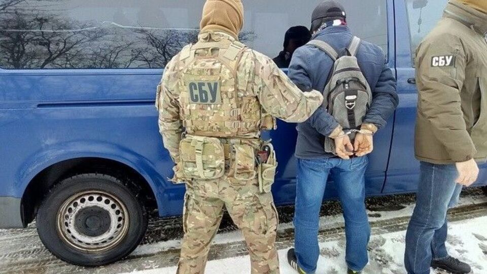 Вирішують питання про застосування до іноземця екстрадиційного арешту