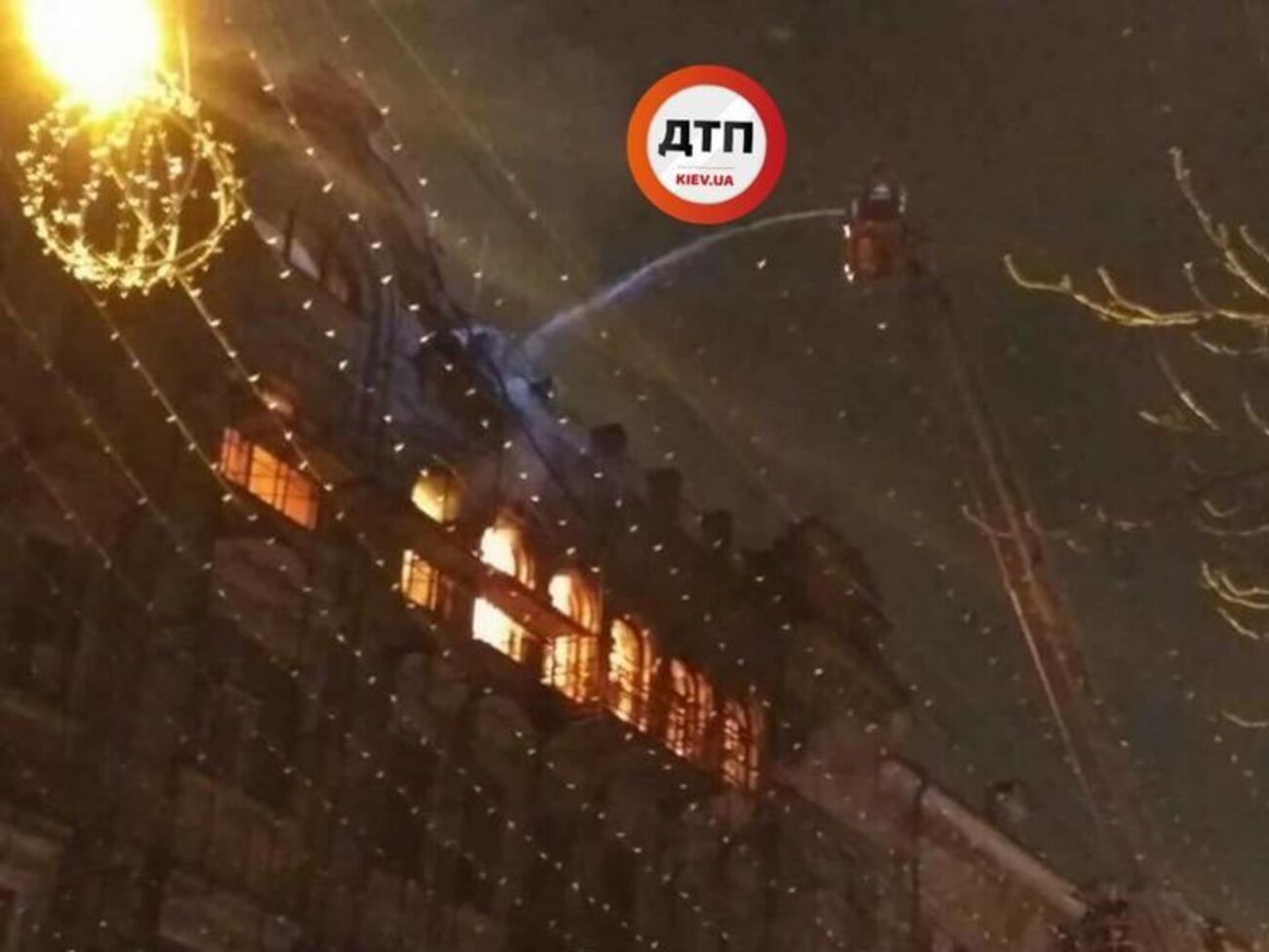 Площадь пожара составляет около 800 кв. м