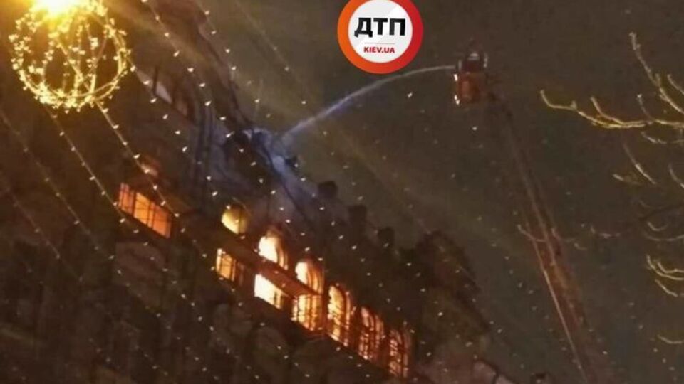 Площа пожежі становить приблизно 800 кв. м