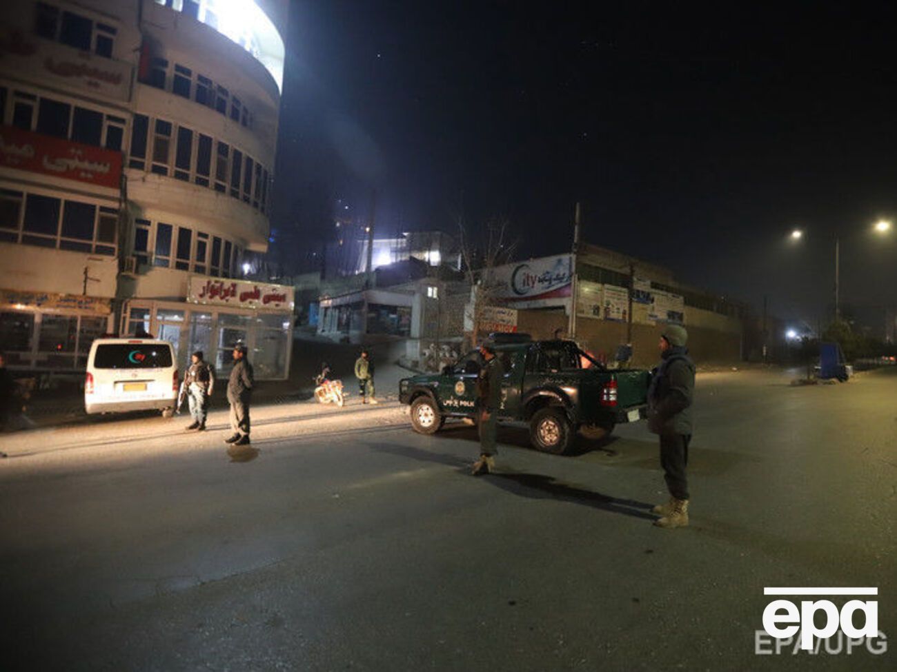 Полиция оцепила территорию вокруг захваченного отеля