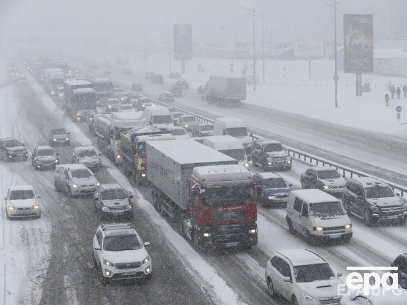 В Україні можна спостерігати сніг у Полтавській і Харківській областях, сніг із дощем &ndash; у Дніпропетровській, Херсонській та Запорізькій областях