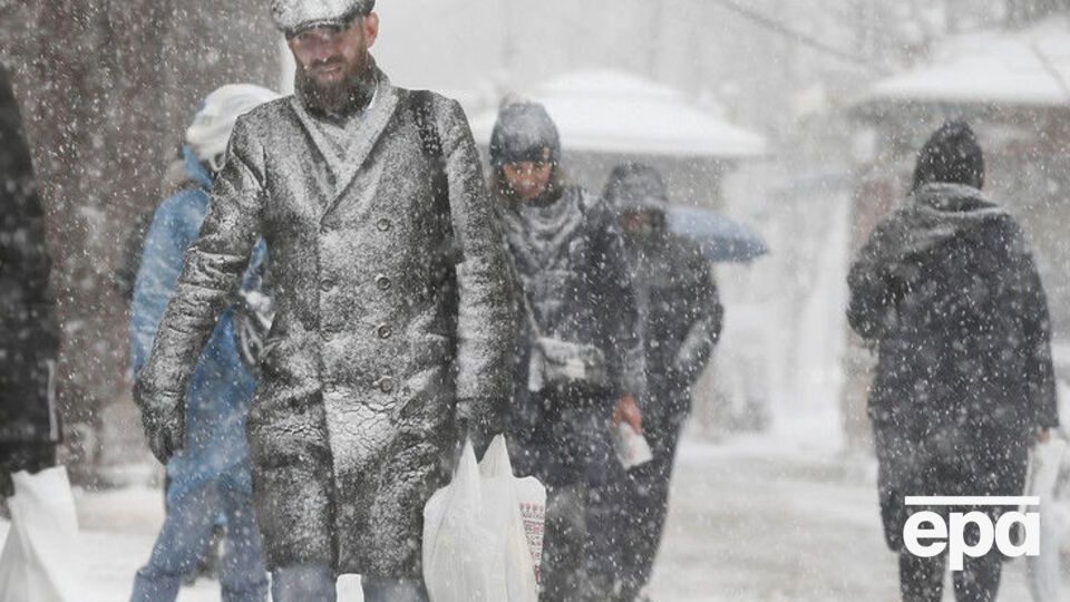 В Україні рятувальники продовжують боротися з наслідками негоди