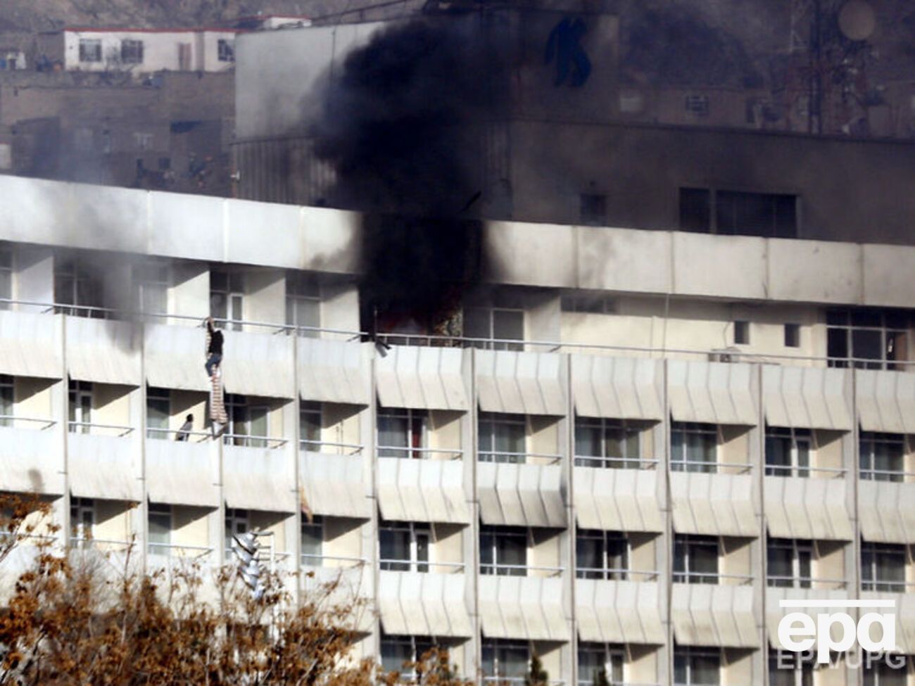 Люди спускались с балконов по простыням на нижние этажи отеля, чтобы спастись