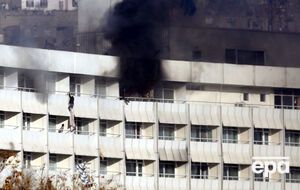 Люди спускались с балконов по простыням на нижние этажи отеля, чтобы спастись