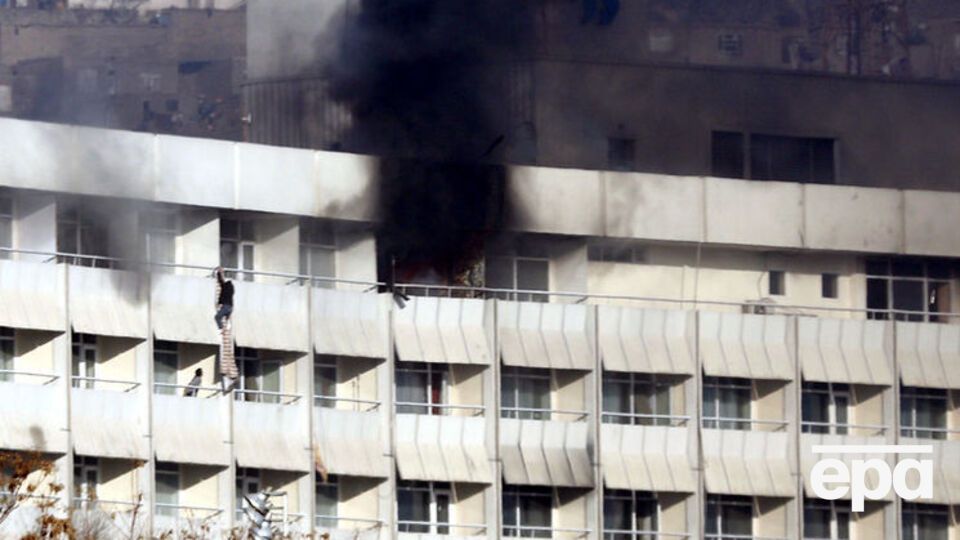 Люди спускалися з балконів по простирадлах на нижні поверхи готелю, щоб врятуватися