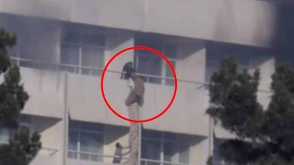 Для порятунку люди використовували простирадла