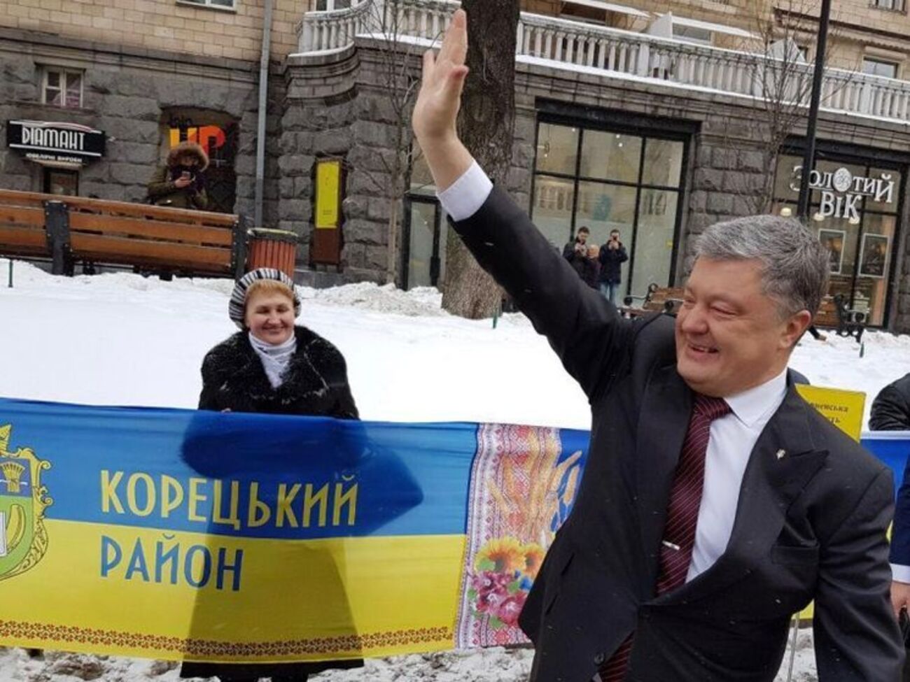 Порошенко:&nbsp;Думаю, поучительно будет полистать еще и Махно