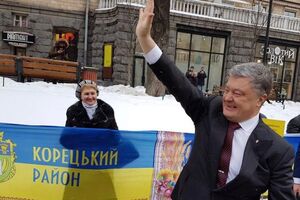 Порошенко: Думаю, поучительно будет полистать еще и Махно
