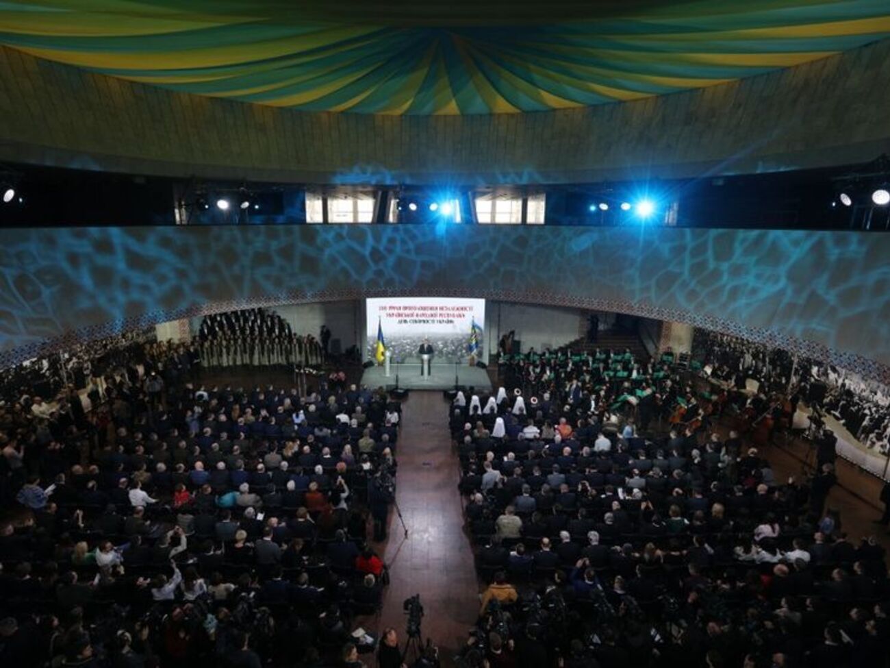 Порошенко: Закон про реінтеграцію Донбасу підтримала майже конституційна більшість