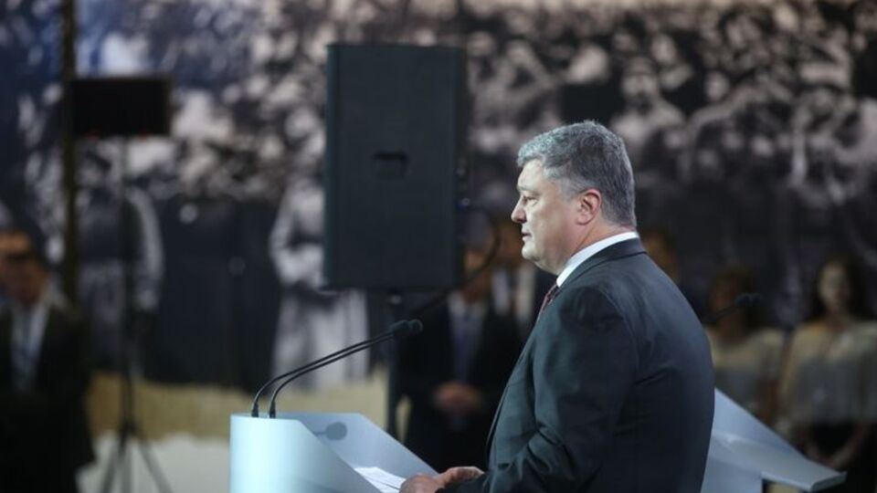 Порошенко: Время от времени на фейки клюют даже те медиа, которые позиционируют себя как глубоко украинские, патриотические и европейские