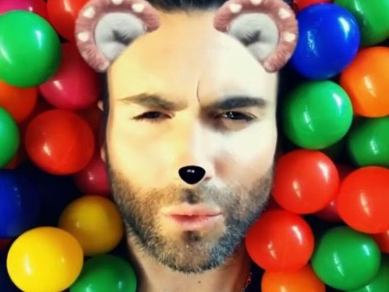 Maroon 5 обработали видеоролик с помощью Snapchat