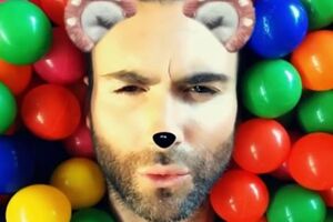 Maroon 5 обработали видеоролик с помощью Snapchat