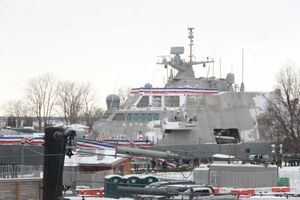 Корабль вмерз в лед в порту