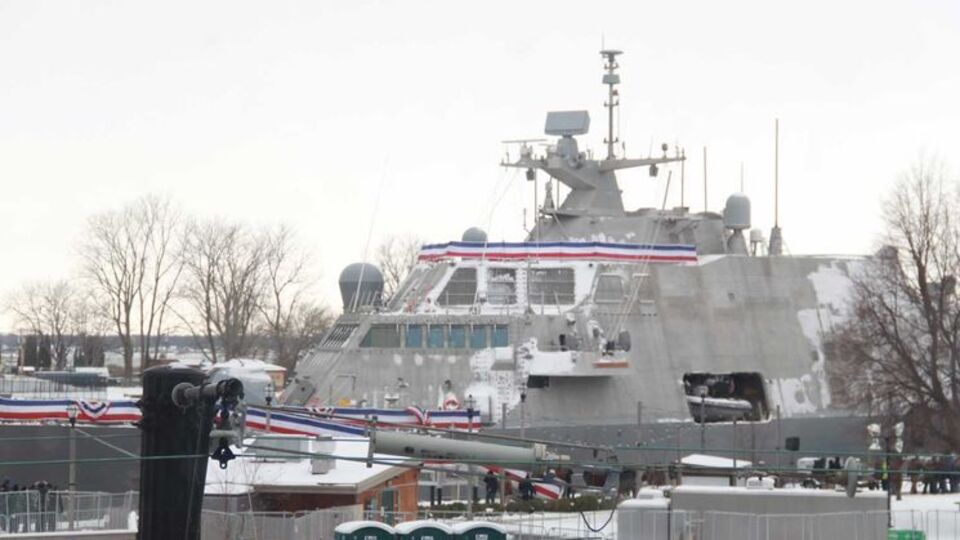 Корабль вмерз в лед в порту