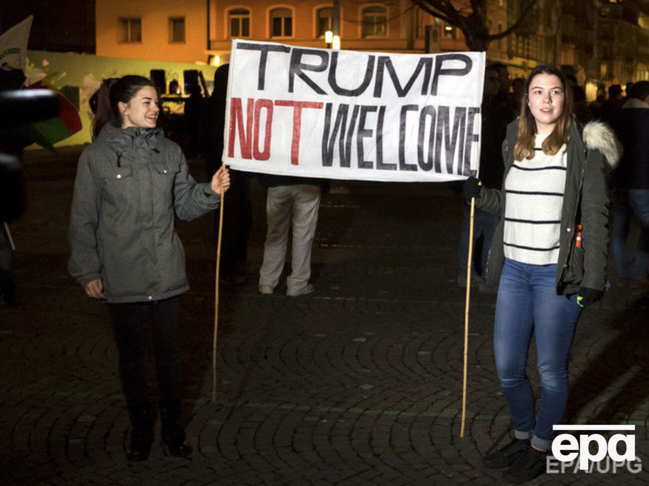 Мітингувальники тримали плакати: "Трампу тут не раді"