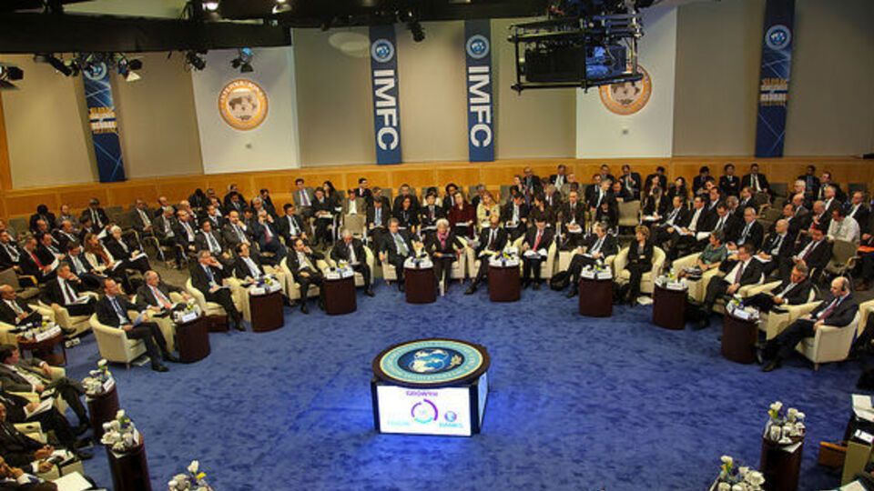 Україна і МВФ підписали договір про співпрацю у 2015 році