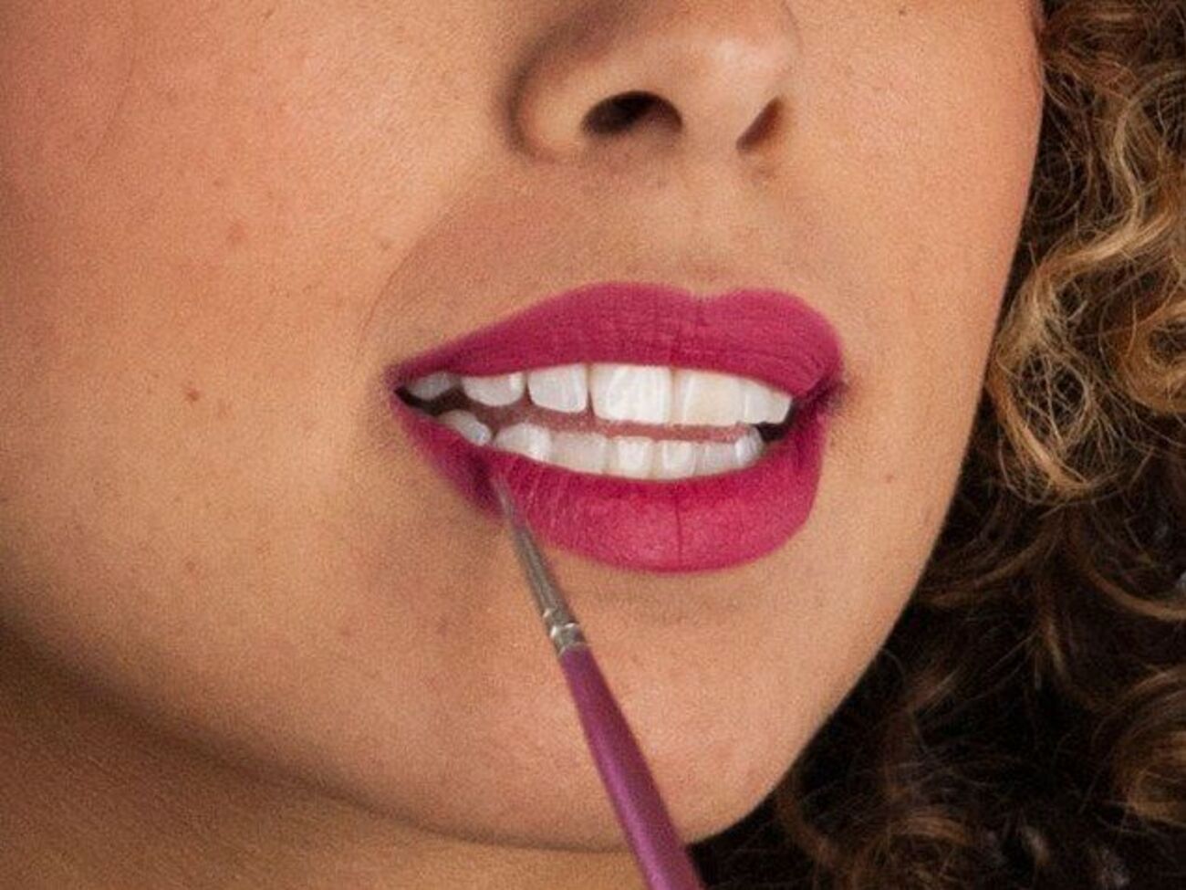 Модели продемонстрировали различное нанесение продуктов для макияжа губ