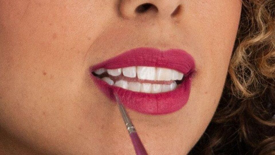 Модели продемонстрировали различное нанесение продуктов для макияжа губ