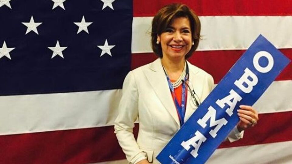 Контрерас-Світ працювала в адміністрації Обами