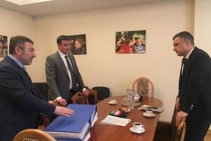 Проект закона восстанавливает государственную политику по защите детства, которую Кабинет Министров отменил более трех лет назад, подчеркнули политики