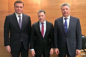 Волкер (у центрі) провів робочу зустріч із Льовочкіним (ліворуч) і Бойком