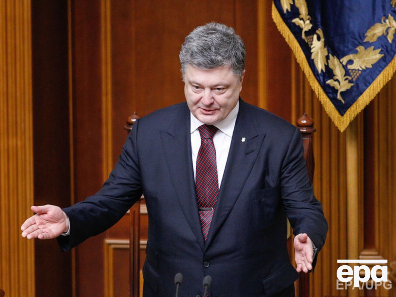 Порошенко пока не решил, пойдет ли на второй срок