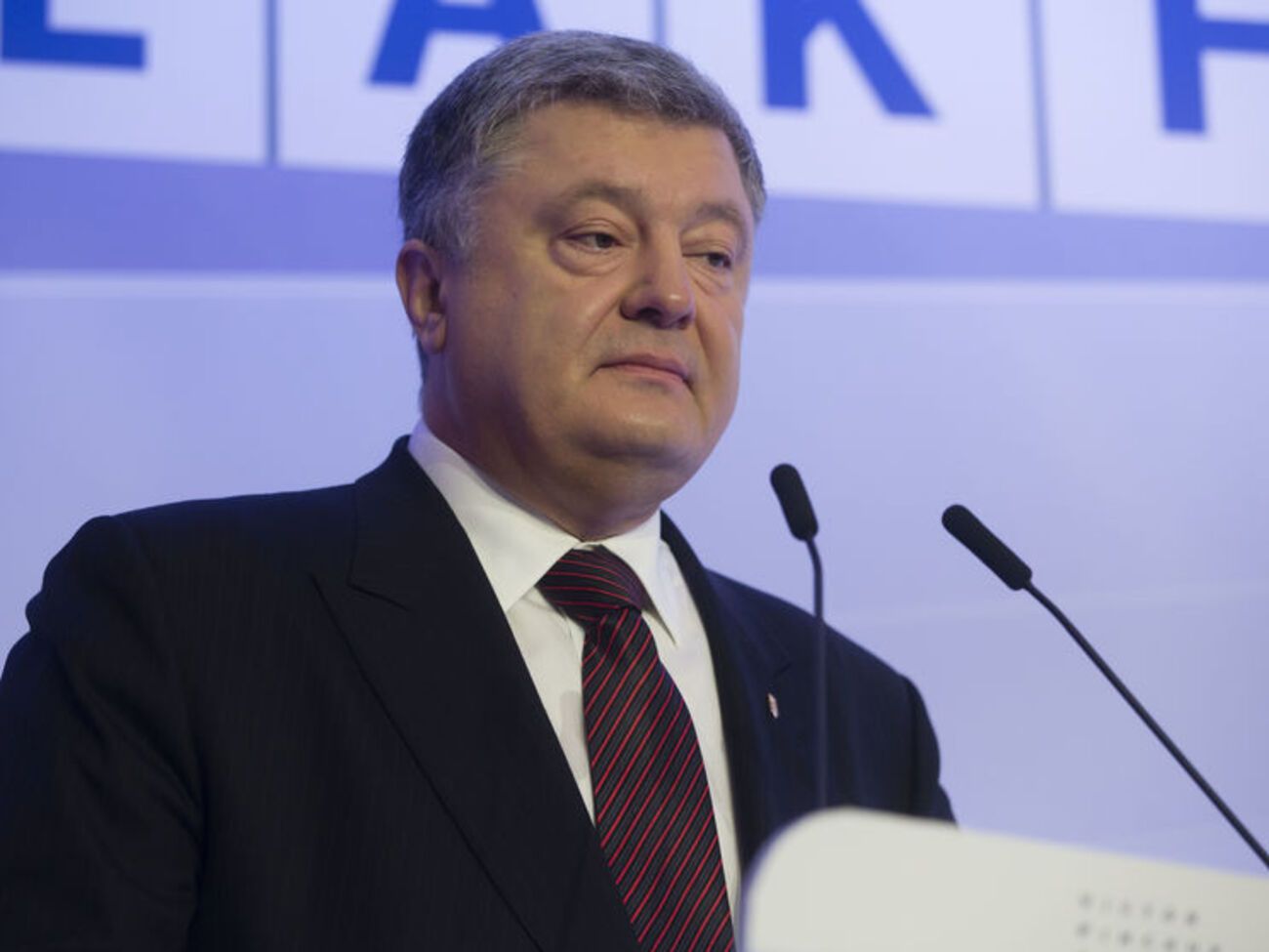 Порошенко посоветовал задавшей вопрос снять вышиванку