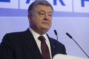 Порошенко посоветовал задавшей вопрос снять вышиванку