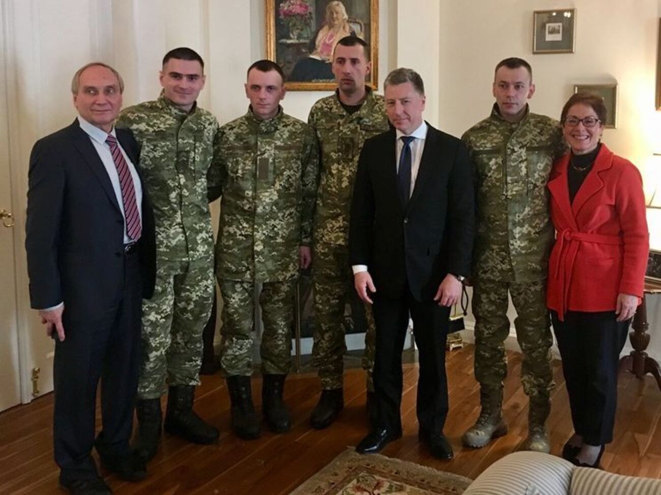 Волкер (у центрі) прибув у Київ 23 січня
