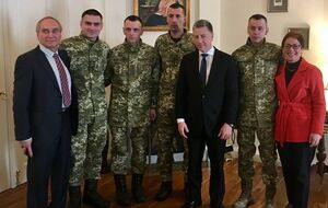 Волкер (в центре) прибыл в Киев 23 января