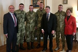 Волкер (у центрі) прибув у Київ 23 січня
