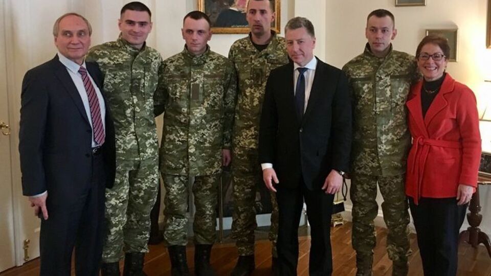 Волкер (в центре) прибыл в Киев 23 января